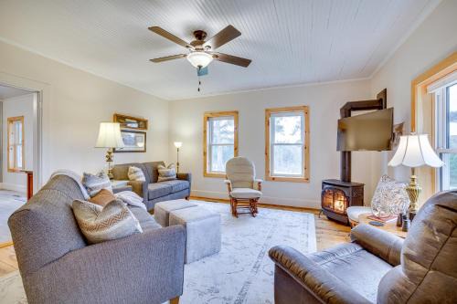 Lovely Rural Hixton Farmhouse w/Porch & Fire Pit!