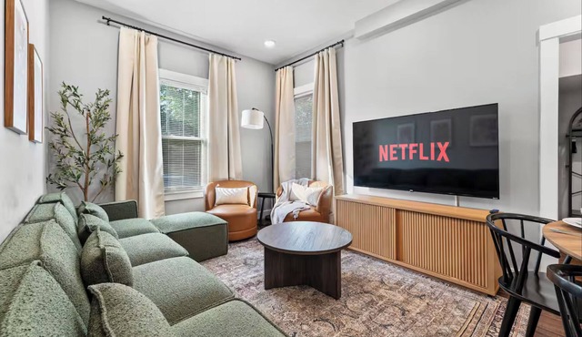 LUX 8BR Somerville Group Retreat, Sleeps 24, Free Parking, Walk to Green Line in Somerville
