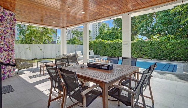 LUXE 4BR - Pool & FirePit - Walk to Restaurants & Bars - 15 mins to South Beach in Miami