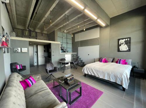Luxe studio with pool, sauna, jacuzzi, gym, balcony in Prague