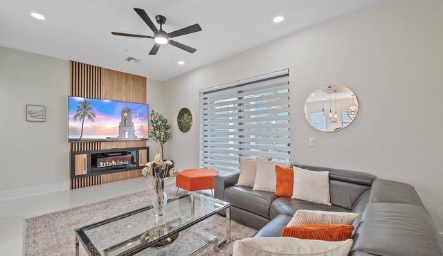 Luxe, Walk to Downtown, Rooftop, Mins to Beach in Sarasota