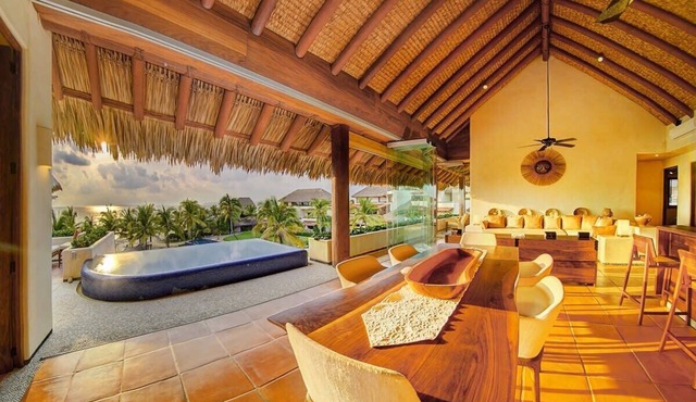 Luxurious Oceanview Penthouse in Playa Blanca in Zihuatanejo