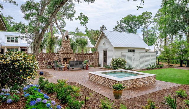 Luxurious Pet-Friendly Cottage, Private Courtyard with Fireplace & Spa in Bluffton