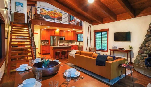 Luxury Forest Escape Hot Tub & Fireplace in Glacier