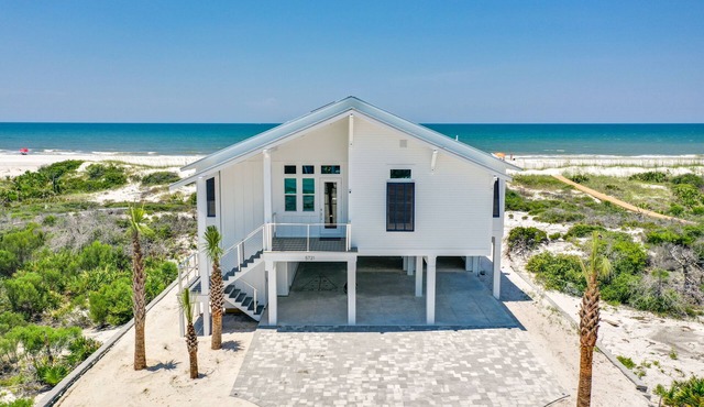 Luxury Gulf-Front Retreat. Heated Pool, Pet-Friendly.