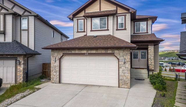 Luxury Lakeview Home w/King Beds & Jacuzzi @ 18-min to Airport, 80-min to Banff in Calgary