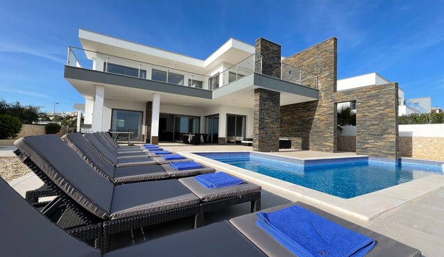 LUXURY MODERN STYLE VILLA WITH PRIVATE POOL in Pêra