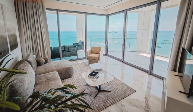Luxury Seafront Apt W Sea Views Pool & Gym