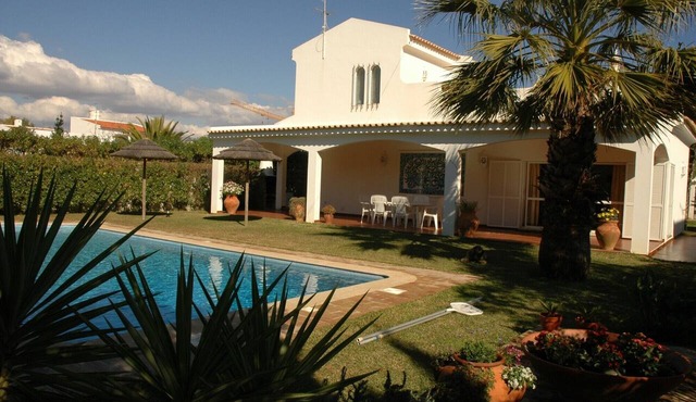 Luxury Villa with private salt water pool, near beach, golf courses. Free Wi-Fi