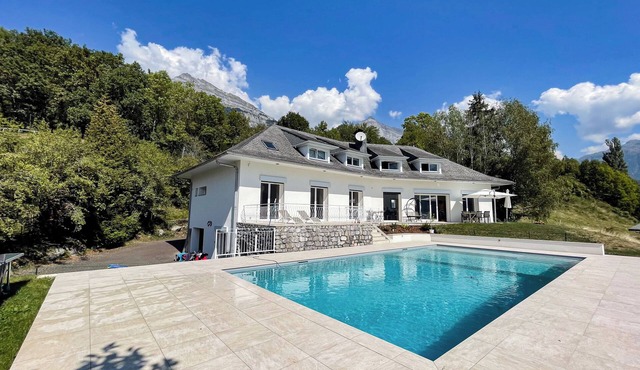 Magnificent villa with swimming pool in Passy