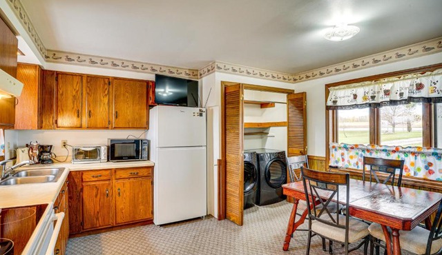 Manitowoc Lakefront Home on 15 Acres: Dogs OK!