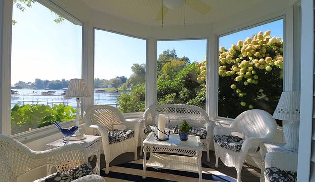Mimi's Lakefront Cottage