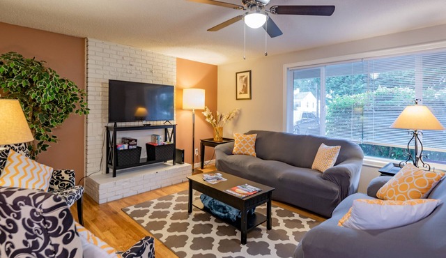 Minutes to Airport, Waterfront and Downtown Sleeps 6