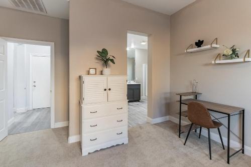 Modern 4BR Oasis, Fireplace, Patio & Spacious Family Room in Palmdale