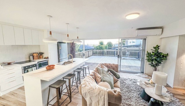 Modern 6BR Group Retreat | Sleeps 13 Free Parking Deck