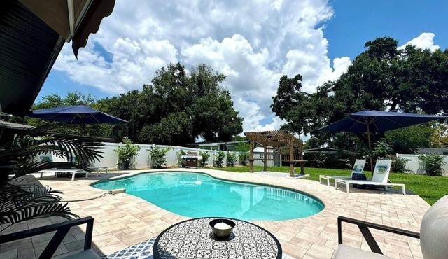 Modern Boho- 4/3-King Beds/Pool! Pet friendly! in Tampa