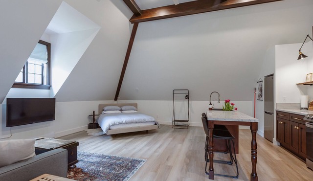 Modern Carriage House…close to trails and ocean in Duncan