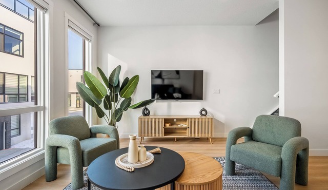 Modern Elegance & Comfort – 3BR + 3 Ensuites, AC in Calgary