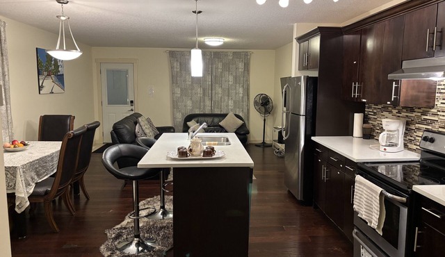 Modern Vacation Home Near West Edmonton Mall, Transit Center & LRT - 3BR