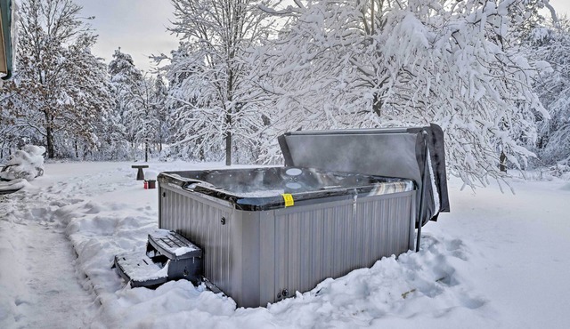 Nekoosa Golf Course Retreat w/Hot Tub! in Nekoosa