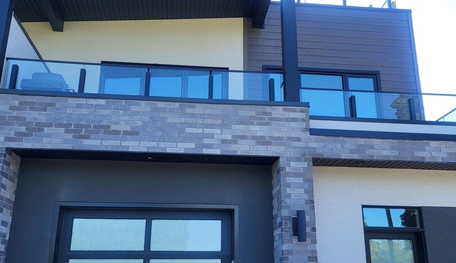 NEW LISTING - Modern Luxury Townhome With Huge Rooftop Patio - Perfect Location! in Kelowna