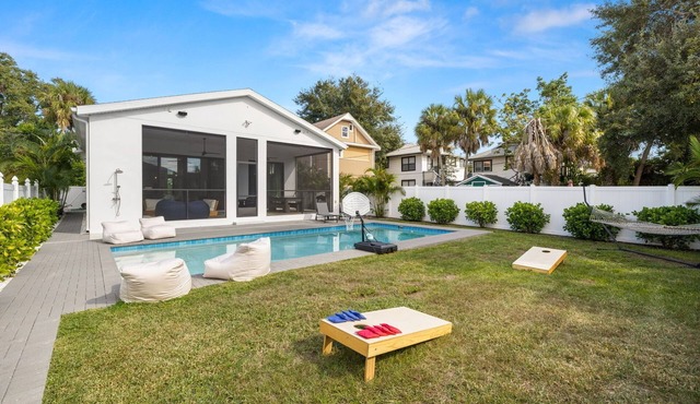 NEW Luxury Downtown Pool Retreat/Walk to Central Ave/Heated Salt Water Pool