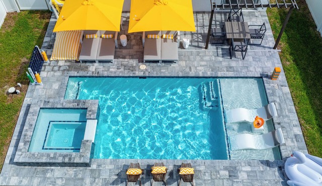 New Luxury Villa with Heated Pool & Spa near famous Vanderbilt Beach & Mercato.