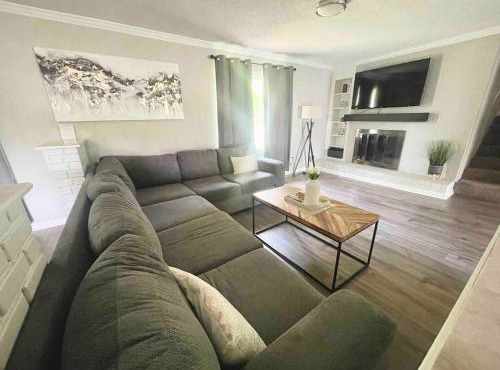New Modern Lux Large Home 10MIN Downtown Sleeps 12