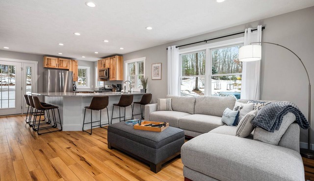 Newly built modern gem w/Sanford Lake access close to Traverse City & Dunes