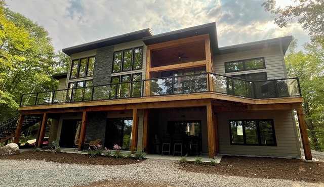 Newly constructed, beautiful, modern lakehouse with new barrel sauna in Mactier