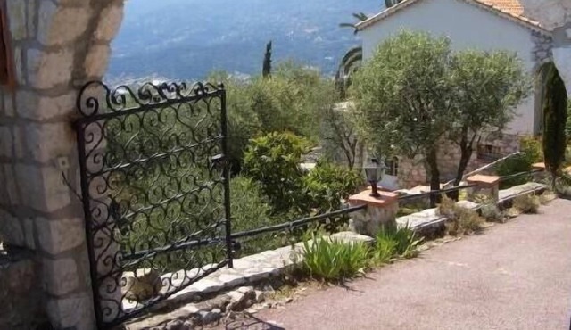 NICE, COTE D AZUR VERY BEAUTIFUL VILLA WITH SWIMMING POOL Located in Castagniers