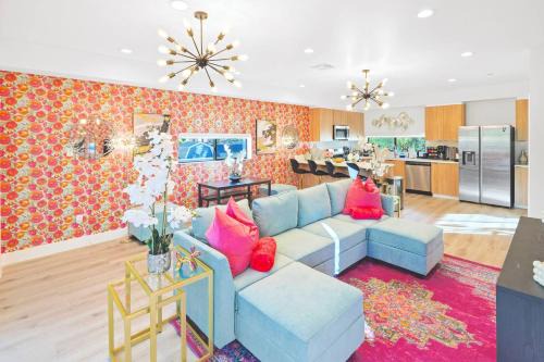 O - Bright and Spacious 3BR Getaway - 15 min to Universal -Balcony, Grill and Parking - Sleeps 13 in Los Angeles