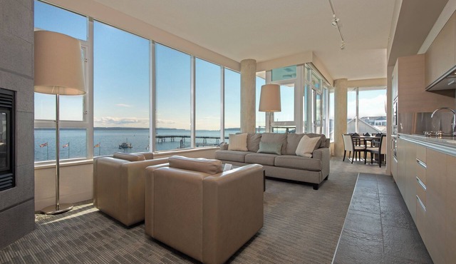 Ocean front retreat in the heart of the quaint town of Sidney BC. Pet-friendly! in Sidney