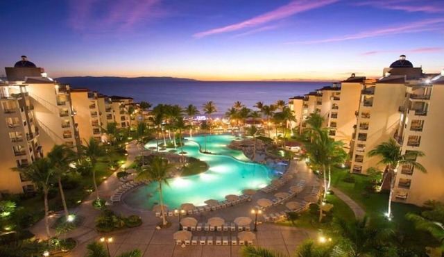 Oceanfront Elegance: 3400 SqFt Penthouse with Jacuzzi Dec 21-28- Contact Host! in Bucerías