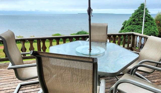 Oceantfront Cottage and 200 feet to a secluded beach. 25min to Charlottetown in Rocky Point