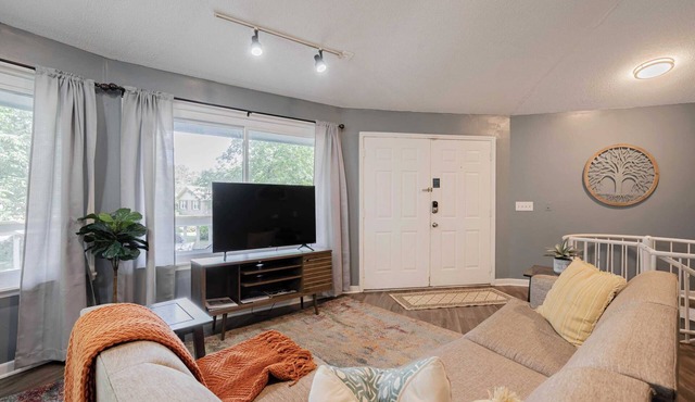 Octagonal Home & Wrap-Around Porch - Opulent Oasis in Columbia