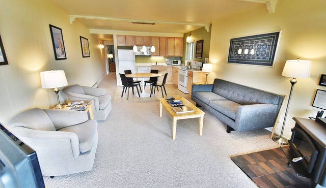 On Lake, Views! Walk to Amphitheater, Marina, Dining. End Unit, Deck