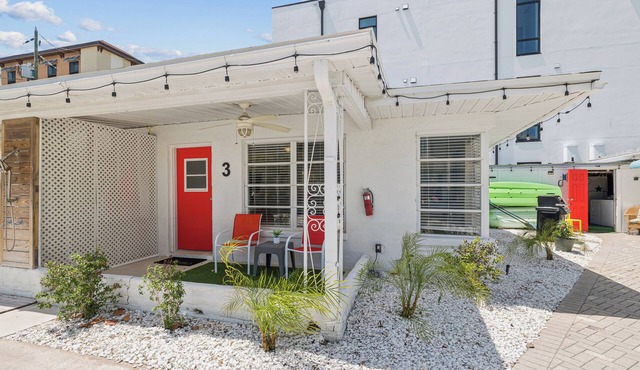 One Bedroom Villa with full kitchen On Clearwater Beach steps from the water.