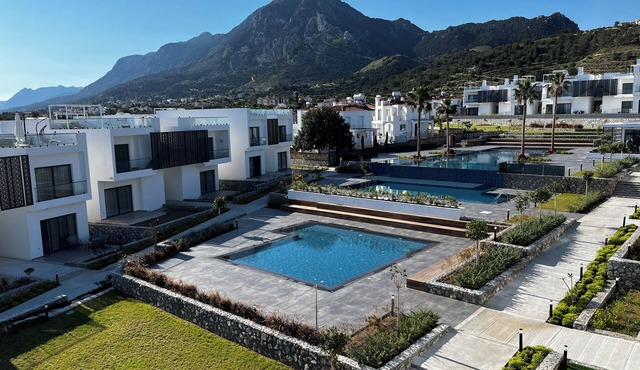 One bedroom with sea views and pool at your door