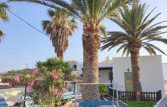 Palm Studios in Perissa