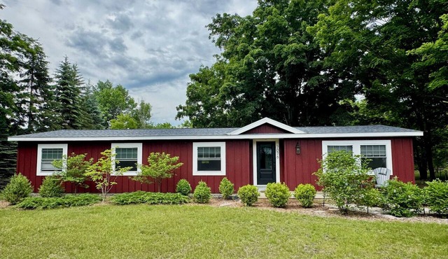 Peaceful, dog‑friendly 3BR cabin near Glen Arbor with fenced yard! in Maple City