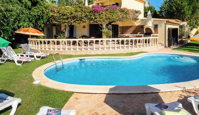 Peaceful villa with pool & BBQ