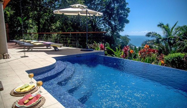 Perfect Location, Walk to Beach, Infinity Pool, Luxury Decor, Fast Free Wifi!