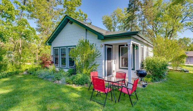 Pet-Friendly Extended Stay Walk to Delavan Lake in Delavan