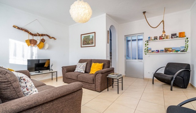 Pet-Friendly Holiday Home 'Casa Quintião' with Wi-Fi in Ferragudo