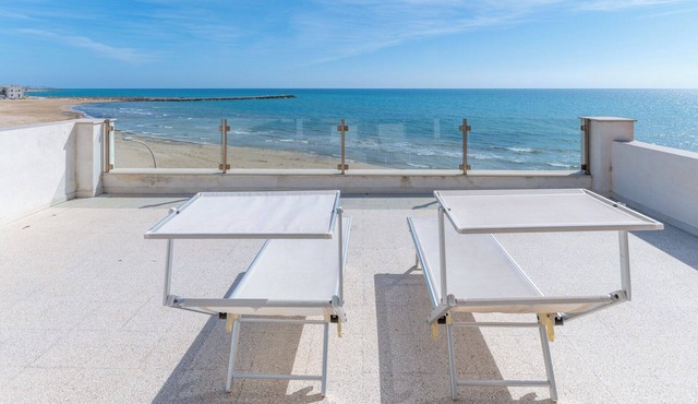 Pitagora, beachfront apartment with panoramic view