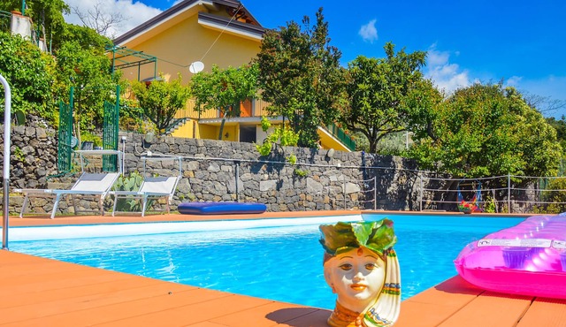 Pool, lush garden, Pedara village, spacious bedrooms in Pedara