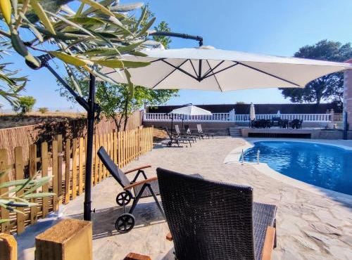 Preciosa villa para grupos grandes con piscina y BBQ
