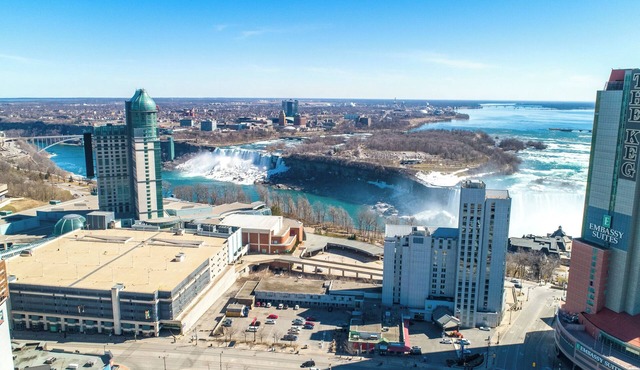 PRIME location, 2 FREE parking, 5 Min WALK FROM FALLS, free wine & wifi, 8guest in Niagara Falls