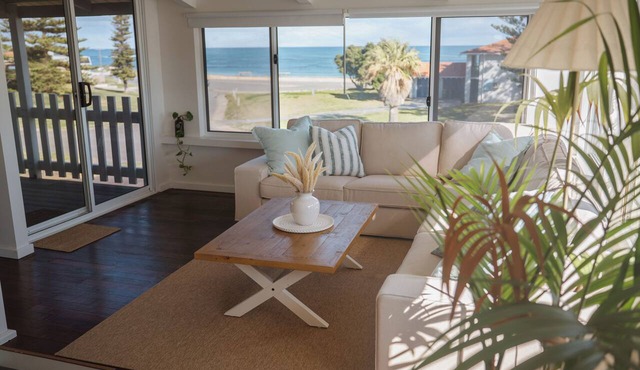Princes Beach Cottage, outdoor entertainer, sea views, BBQ & fireplace in Ledge Point